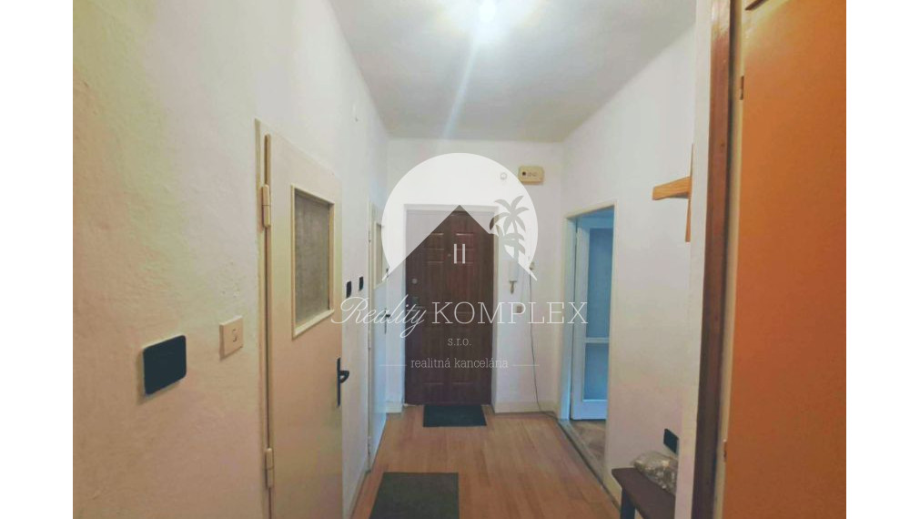Zachovalý dvojizbový byt s lodgiou v absolútnom centre Komárna na PREDAj!