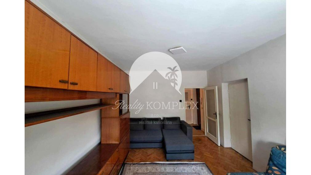 Zachovalý dvojizbový byt s lodgiou v absolútnom centre Komárna na PREDAj!