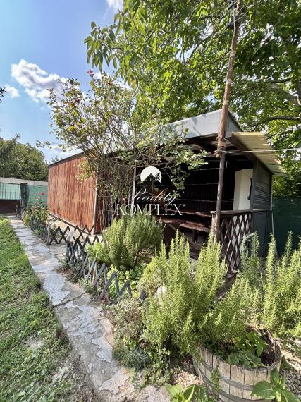 Exkluzívne iba u nás Vám Reality KOMPLEX s.r.o., ponúka na predaj udržiavanú záhradu s chatkou v Novej Stráži !