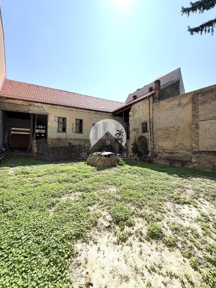 EXKLUZÍVNE IBA U NÁS !!! Reality KOMPLEX s.r.o. vám ponúka na predaj výnimočný dom v srdci historického Komárna – bývanie aj investícia s budúcnosťou !!!