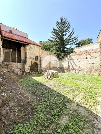 EXKLUZÍVNE IBA U NÁS !!! Reality KOMPLEX s.r.o. vám ponúka na predaj výnimočný dom v srdci historického Komárna – bývanie aj investícia s budúcnosťou !!!