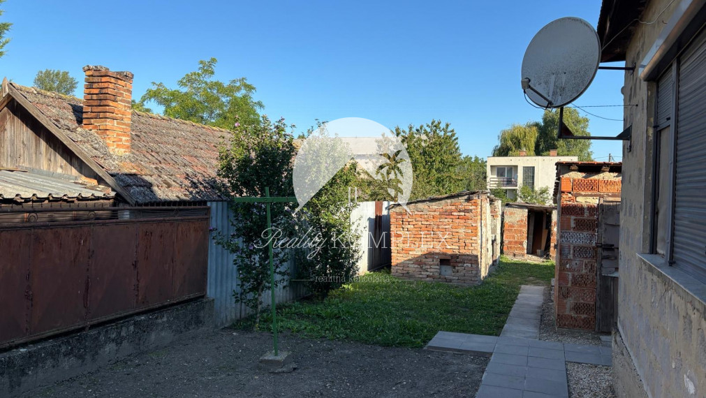 EXKLUZÍVNE – Reality KOMPLEX s.r.o. vám ponúka na predaj malý rodinný dom v obci Tôň, okres Komárno