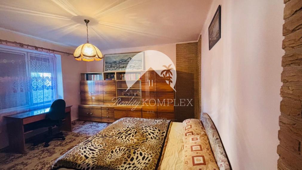 EXKLUZÍVNE – Reality KOMPLEX s.r.o. vám ponúka na predaj malý rodinný dom v obci Tôň, okres Komárno