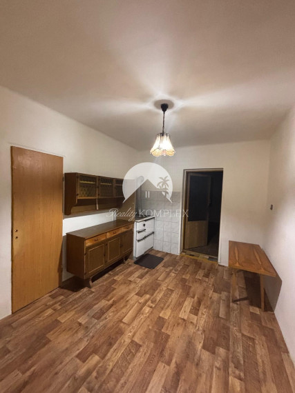 EXKLUZÍVNE – Reality KOMPLEX s.r.o. vám ponúka na predaj malý rodinný dom v obci Tôň, okres Komárno