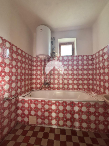 EXKLUZÍVNE – Reality KOMPLEX s.r.o. vám ponúka na predaj malý rodinný dom v obci Tôň, okres Komárno