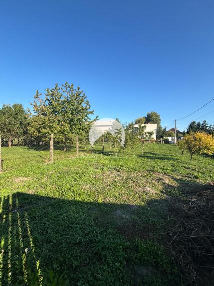 EXKLUZÍVNE – Reality KOMPLEX s.r.o. vám ponúka na predaj malý rodinný dom v obci Tôň, okres Komárno