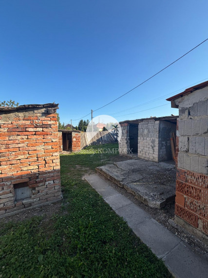 EXKLUZÍVNE – Reality KOMPLEX s.r.o. vám ponúka na predaj malý rodinný dom v obci Tôň, okres Komárno