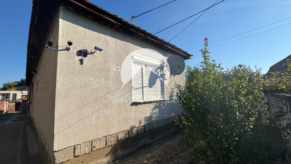 EXKLUZÍVNE – Reality KOMPLEX s.r.o. vám ponúka na predaj malý rodinný dom v obci Tôň, okres Komárno