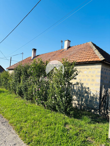 EXKLUZÍVNE – Reality KOMPLEX s.r.o. vám ponúka na predaj malý rodinný dom v obci Tôň, okres Komárno