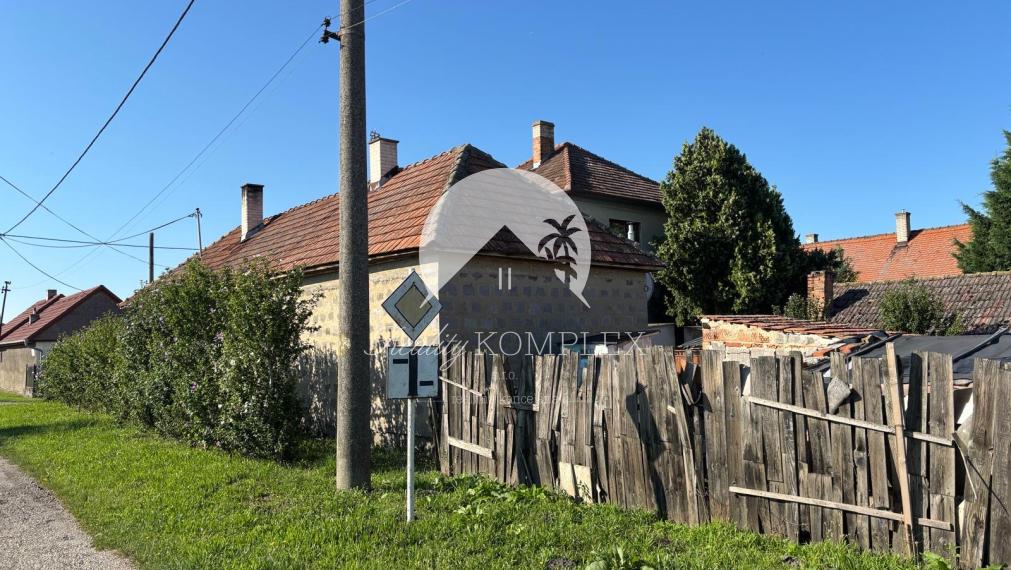 EXKLUZÍVNE – Reality KOMPLEX s.r.o. vám ponúka na predaj malý rodinný dom v obci Tôň, okres Komárno