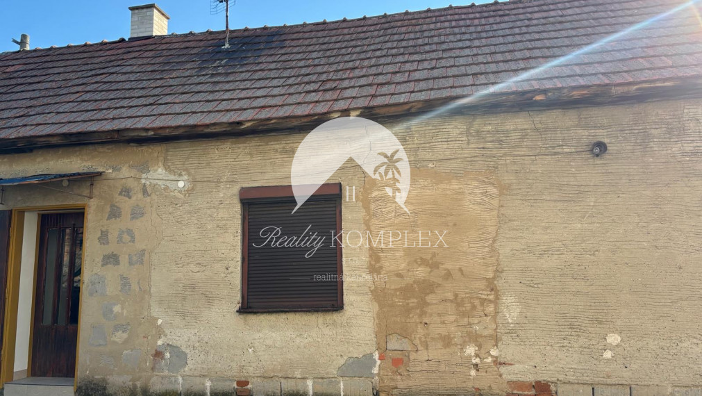 EXKLUZÍVNE – Reality KOMPLEX s.r.o. vám ponúka na predaj malý rodinný dom v obci Tôň, okres Komárno