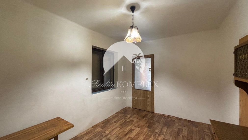 EXKLUZÍVNE – Reality KOMPLEX s.r.o. vám ponúka na predaj malý rodinný dom v obci Tôň, okres Komárno