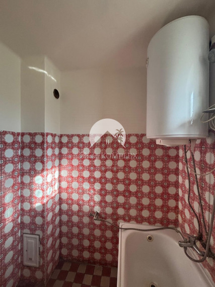 EXKLUZÍVNE – Reality KOMPLEX s.r.o. vám ponúka na predaj malý rodinný dom v obci Tôň, okres Komárno