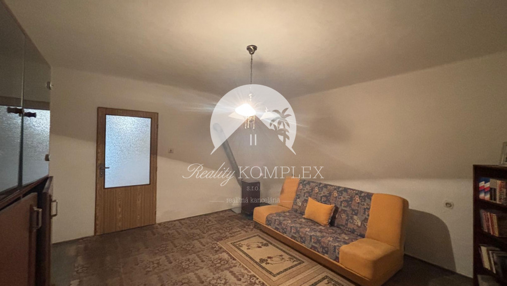 EXKLUZÍVNE – Reality KOMPLEX s.r.o. vám ponúka na predaj malý rodinný dom v obci Tôň, okres Komárno