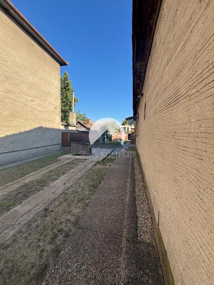 EXKLUZÍVNE – Reality KOMPLEX s.r.o. vám ponúka na predaj malý rodinný dom v obci Tôň, okres Komárno