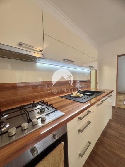 Reality KOMPLEX s.r.o., Vám ponúka 1 izbový byt vo VYHĽADÁVANEJ lokalite mesta Nové Zámky  od spoľahlivého majiteľa!!!!