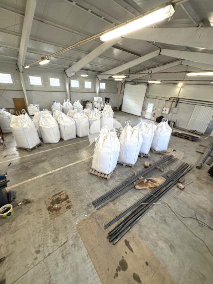 IBA U NÁS !!! Reality KOMPLEX s.r.o. vám ponúka na prenájom priestrannú viacúčelovú halu v Martovciach na pozemku s celkovou výmerou 8 647 m²