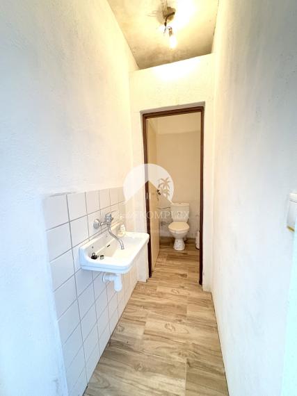 IBA U NÁS !!! Reality KOMPLEX s.r.o. vám ponúka na prenájom priestrannú viacúčelovú halu v Martovciach na pozemku s celkovou výmerou 8 647 m²