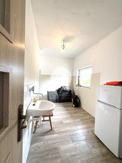 IBA U NÁS !!! Reality KOMPLEX s.r.o. vám ponúka na prenájom priestrannú viacúčelovú halu v Martovciach na pozemku s celkovou výmerou 8 647 m²