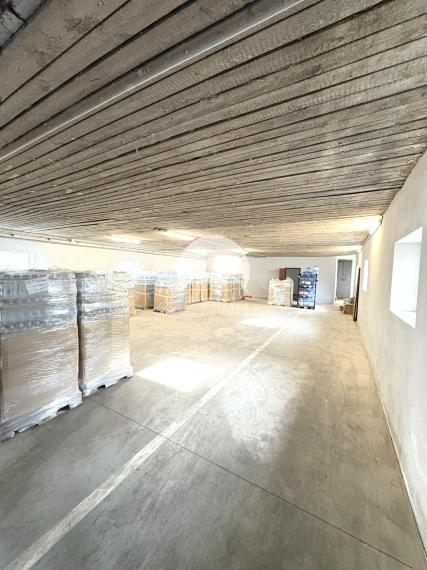 IBA U NÁS !!! Reality KOMPLEX s.r.o. vám ponúka na prenájom priestrannú viacúčelovú halu v Martovciach na pozemku s celkovou výmerou 8 647 m²