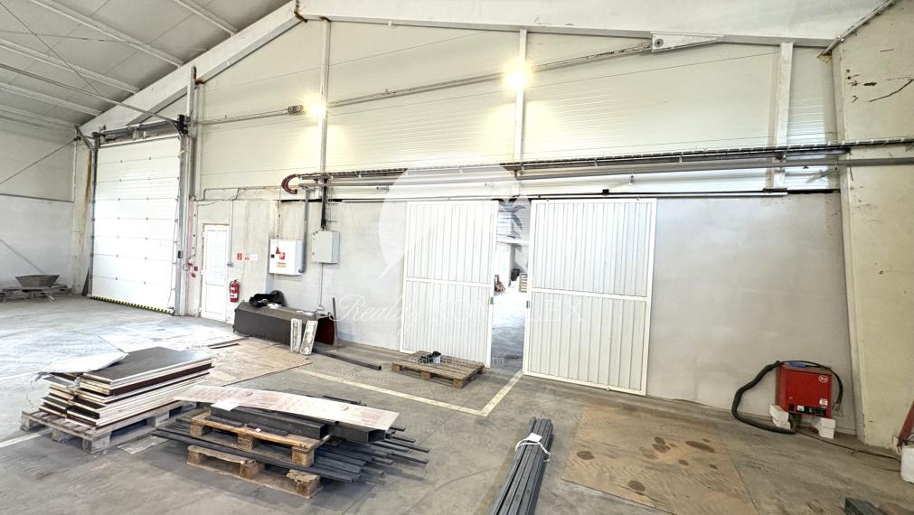 IBA U NÁS !!! Reality KOMPLEX s.r.o. vám ponúka na prenájom priestrannú viacúčelovú halu v Martovciach na pozemku s celkovou výmerou 8 647 m²