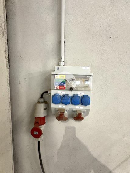 IBA U NÁS !!! Reality KOMPLEX s.r.o. vám ponúka na prenájom priestrannú viacúčelovú halu v Martovciach na pozemku s celkovou výmerou 8 647 m²