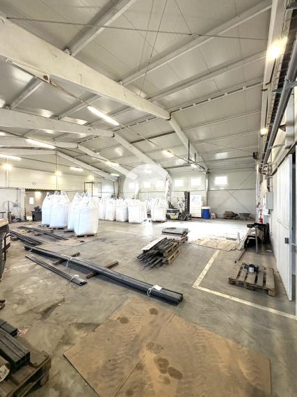 IBA U NÁS !!! Reality KOMPLEX s.r.o. vám ponúka na prenájom priestrannú viacúčelovú halu v Martovciach na pozemku s celkovou výmerou 8 647 m²