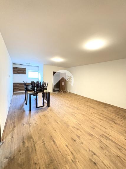 IBA U NÁS !!! Reality KOMPLEX s.r.o. vám ponúka na prenájom priestrannú viacúčelovú halu v Martovciach na pozemku s celkovou výmerou 8 647 m²