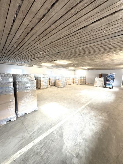 IBA U NÁS !!! Reality KOMPLEX s.r.o. vám ponúka na prenájom priestrannú viacúčelovú halu v Martovciach na pozemku s celkovou výmerou 8 647 m²