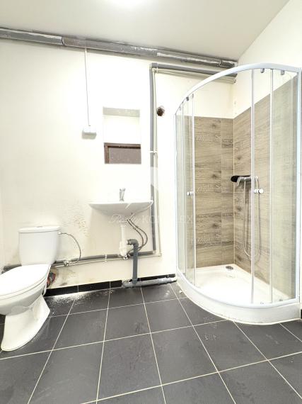 IBA U NÁS !!! Reality KOMPLEX s.r.o. vám ponúka na prenájom priestrannú viacúčelovú halu v Martovciach na pozemku s celkovou výmerou 8 647 m²