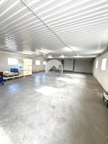 IBA U NÁS !!! Reality KOMPLEX s.r.o. vám ponúka na prenájom priestrannú viacúčelovú halu v Martovciach na pozemku s celkovou výmerou 8 647 m²