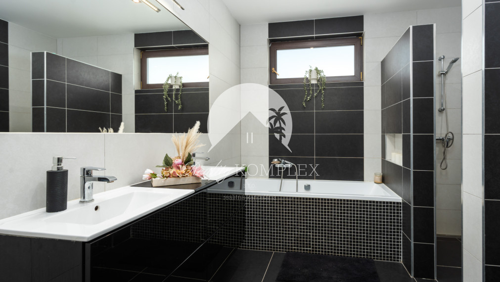 Výnimočná ponuka: Dva rodinné domy na jednom pozemku, v jednej kúpe! - Veľký Meder