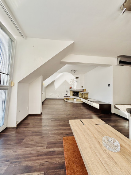 Exkluzívne iba u nás Vám Reality KOMPLEX s.r.o., ponúka na PREDAJ 4 izbový podkrovný byt s garážou v tichej lokalite Mesta Komárno!