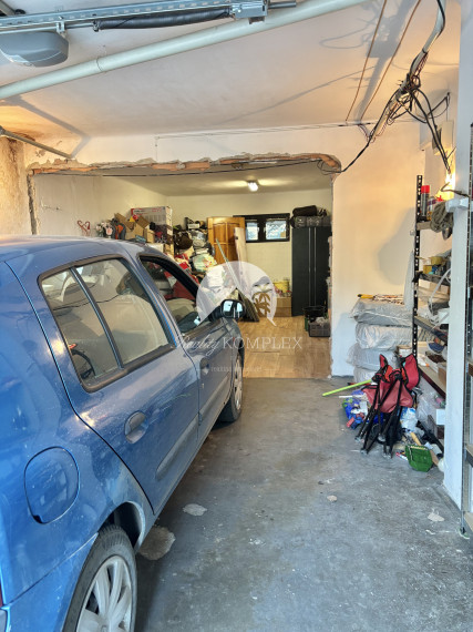 Exkluzívne iba u nás Vám Reality KOMPLEX s.r.o., ponúka na PREDAJ 4 izbový podkrovný byt s garážou v tichej lokalite Mesta Komárno!