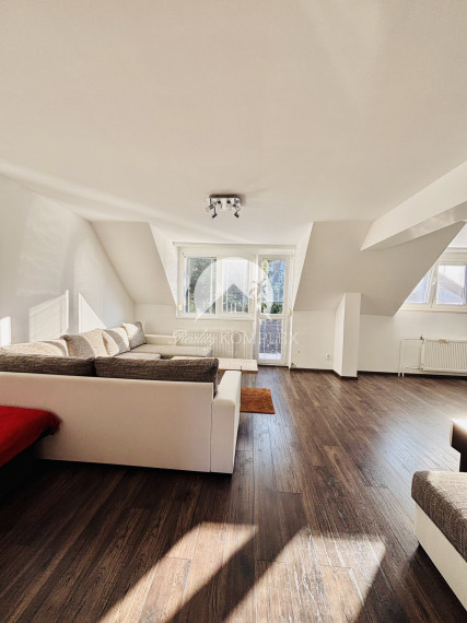 Exkluzívne iba u nás Vám Reality KOMPLEX s.r.o., ponúka na PREDAJ 4 izbový podkrovný byt s garážou v tichej lokalite Mesta Komárno!