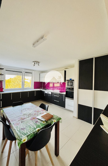 Exkluzívne iba u nás Vám Reality KOMPLEX s.r.o., ponúka na PREDAJ 4 izbový podkrovný byt s garážou v tichej lokalite Mesta Komárno!