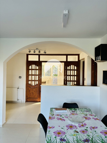 Exkluzívne iba u nás Vám Reality KOMPLEX s.r.o., ponúka na PREDAJ 4 izbový podkrovný byt s garážou v tichej lokalite Mesta Komárno!