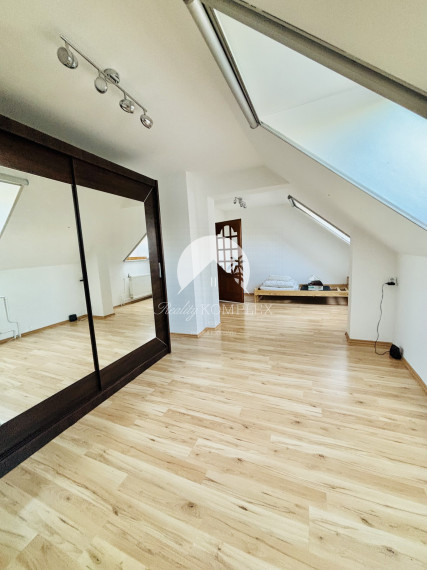 Exkluzívne iba u nás Vám Reality KOMPLEX s.r.o., ponúka na PREDAJ 4 izbový podkrovný byt s garážou v tichej lokalite Mesta Komárno!