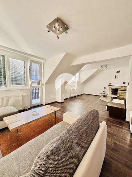 Exkluzívne iba u nás Vám Reality KOMPLEX s.r.o., ponúka na PREDAJ 4 izbový podkrovný byt s garážou v tichej lokalite Mesta Komárno!