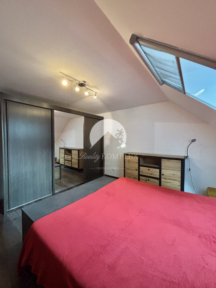 Exkluzívne iba u nás Vám Reality KOMPLEX s.r.o., ponúka na PREDAJ 4 izbový podkrovný byt s garážou v tichej lokalite Mesta Komárno!