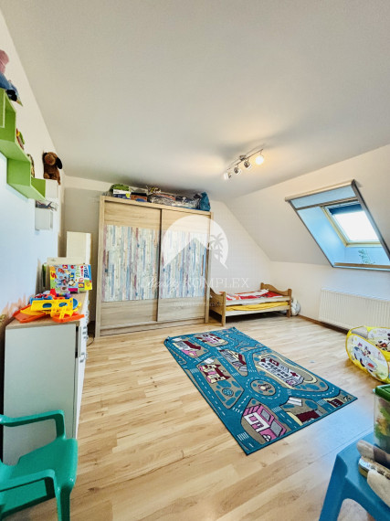 Exkluzívne iba u nás Vám Reality KOMPLEX s.r.o., ponúka na PREDAJ 4 izbový podkrovný byt s garážou v tichej lokalite Mesta Komárno!