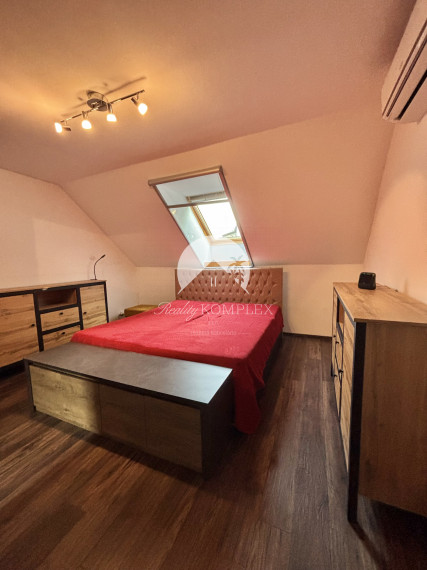 Exkluzívne iba u nás Vám Reality KOMPLEX s.r.o., ponúka na PREDAJ 4 izbový podkrovný byt s garážou v tichej lokalite Mesta Komárno!
