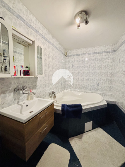 Exkluzívne iba u nás Vám Reality KOMPLEX s.r.o., ponúka na PREDAJ 4 izbový podkrovný byt s garážou v tichej lokalite Mesta Komárno!