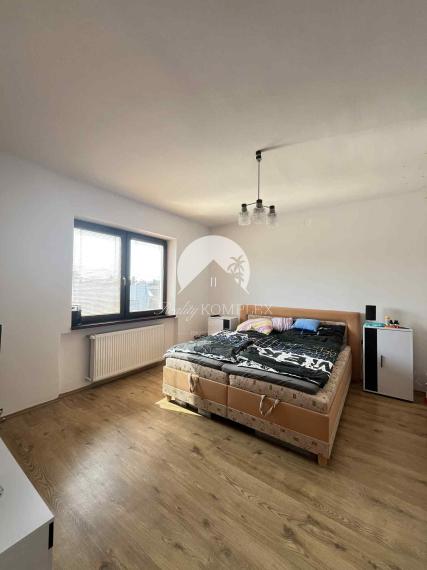 Reality KOMPLEX s.r.o. Vám ponúka na predaj priestranný 4-izbový rodinný dom s dvojgarážou, v meste Komárno.