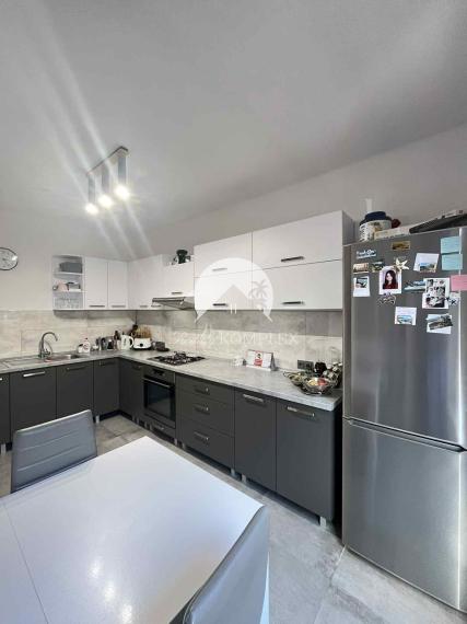 Reality KOMPLEX s.r.o. Vám ponúka na predaj priestranný 4-izbový rodinný dom s dvojgarážou, v meste Komárno.