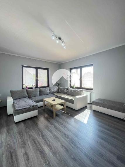 Reality KOMPLEX s.r.o. Vám ponúka na predaj priestranný 4-izbový rodinný dom s dvojgarážou, v meste Komárno.