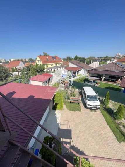 Reality KOMPLEX s.r.o. Vám ponúka na predaj priestranný 4-izbový rodinný dom s dvojgarážou, v meste Komárno.