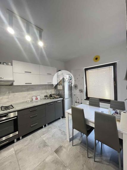 Reality KOMPLEX s.r.o. Vám ponúka na predaj priestranný 4-izbový rodinný dom s dvojgarážou, v meste Komárno.