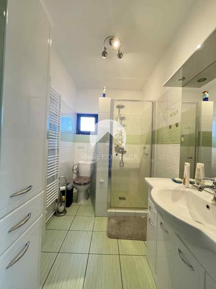 Reality KOMPLEX s.r.o. Vám ponúka na predaj priestranný 4-izbový rodinný dom s dvojgarážou, v meste Komárno.