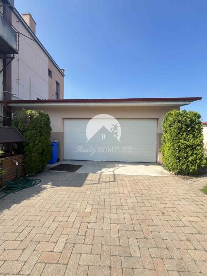 Reality KOMPLEX s.r.o. Vám ponúka na predaj priestranný 4-izbový rodinný dom s dvojgarážou, v meste Komárno.